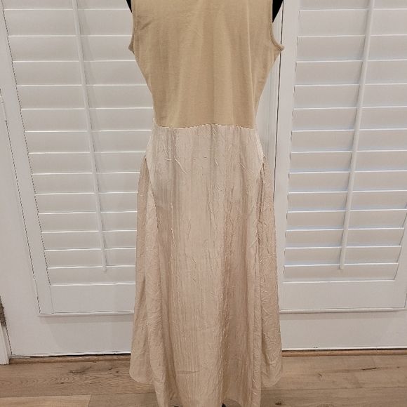Elegant Beige Sleeveless Dress - Picture 2 of 6